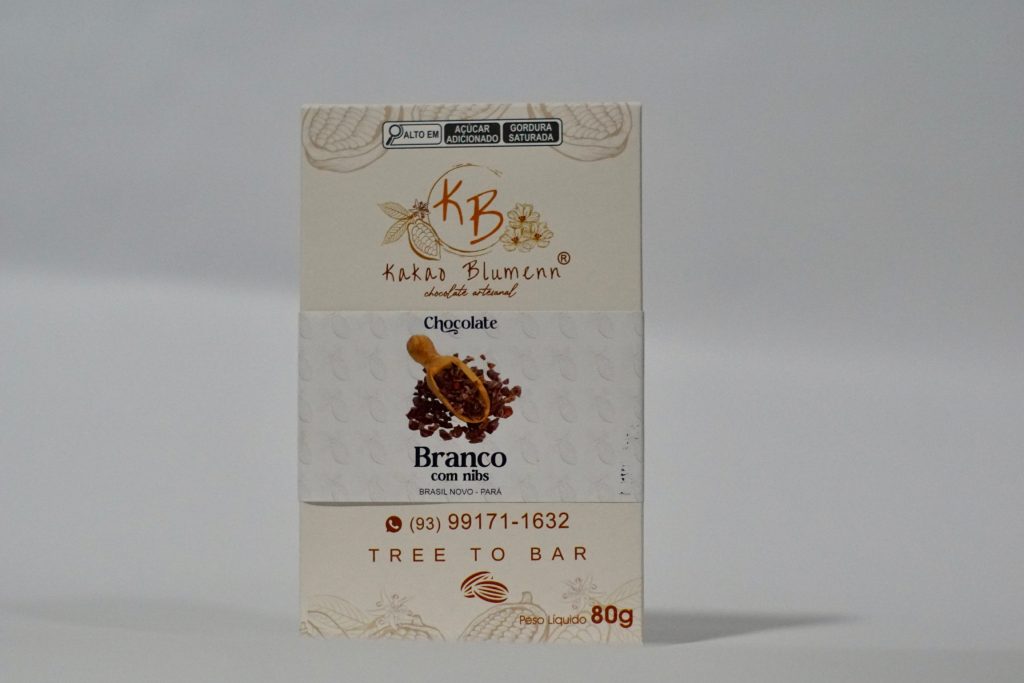 Chocolate branco com nibs Kakao Blumenn – barra artesanal crocante